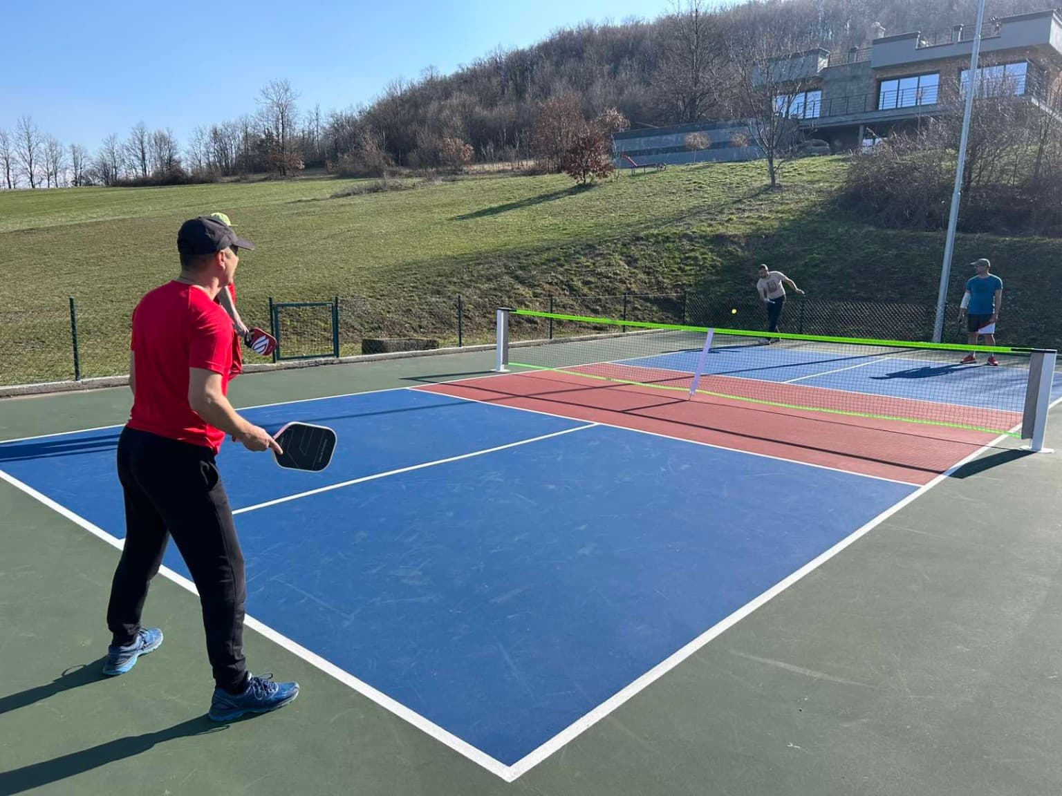 Pickleball igra na terenu
